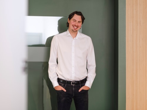 Halvkroppsporträtt av medarbetaren Mathias Ström