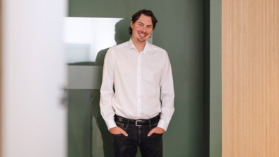 Halvkroppsporträtt av medarbetaren Mathias Ström