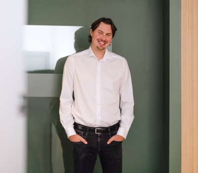 Halvkroppsporträtt av medarbetaren Mathias Ström