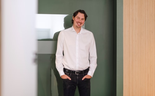 Halvkroppsporträtt av medarbetaren Mathias Ström